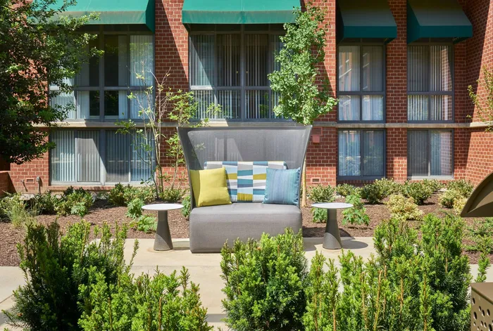 Landscaped, Newly Renovated Courtyard with Numerous Seating Areas | Apartments in Arlington, VA | Meridian at Courthouse Commons