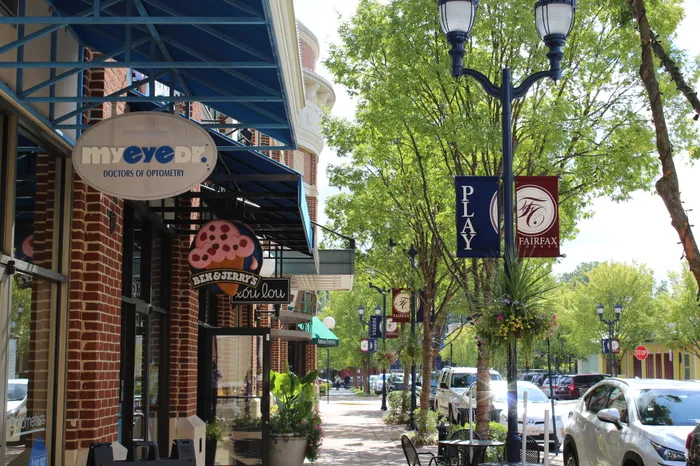 Close to shopping and dining