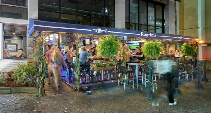 Enjoy Happy Hour at Neighborhood Favorite Ragtime | Meridian at Courthouse Commons | Luxury Arlington VA Apartments