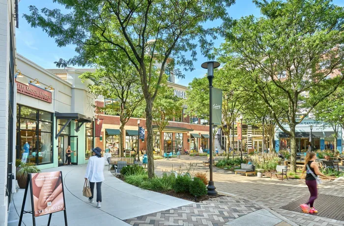 Pop Up to The Crossing at Clarendon When Shopping is on the Agenda | Meridian at Courthouse Commons | Luxury Arlington VA Apartments
