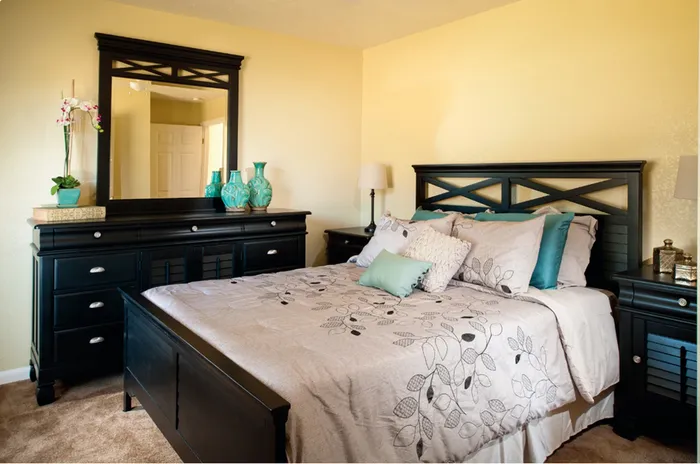 2 BR, 2 BA - 960SF