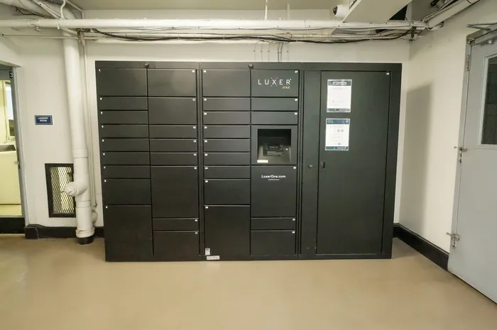 Smart package lockers