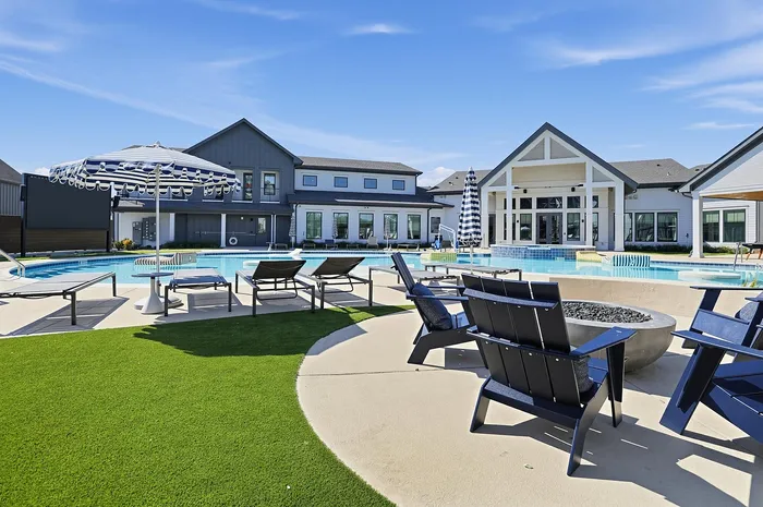 Ivy & Elm - Outdoor Pool Area