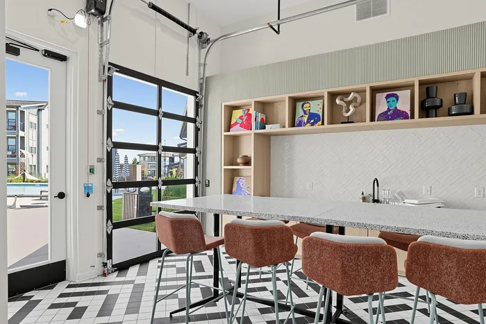 Ivy & Elm - Stylish Lounge