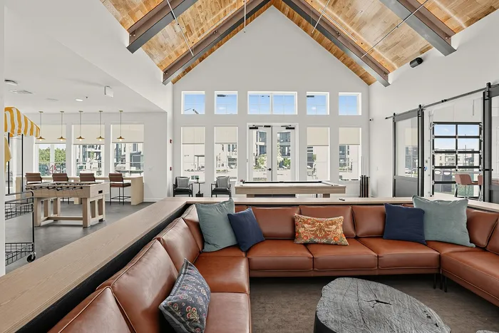 Ivy & Elm - Spacious Lounge