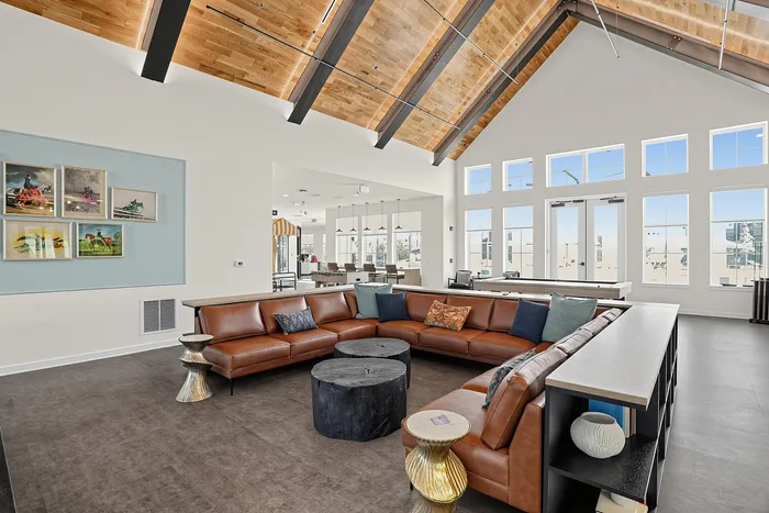 Ivy & Elm - Spacious Lounge