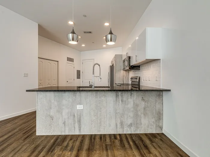 Studio (S4) - 727 Lofts