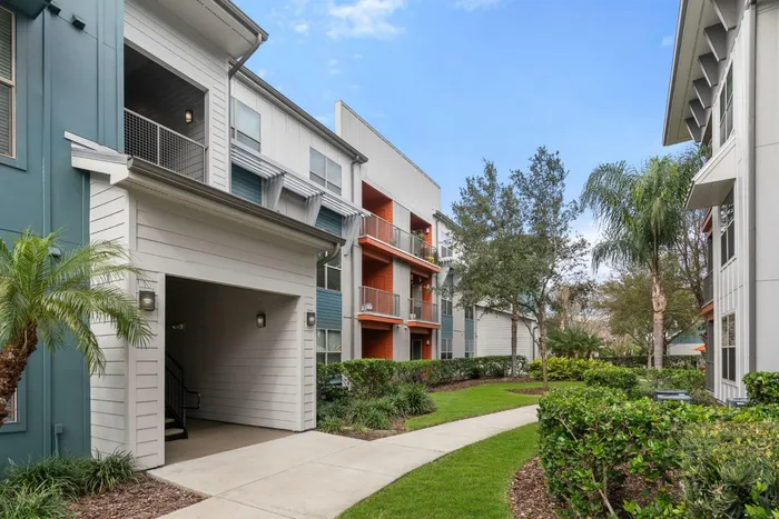 Walkway | Apartments in Tampa, FL | Crosstown Walk