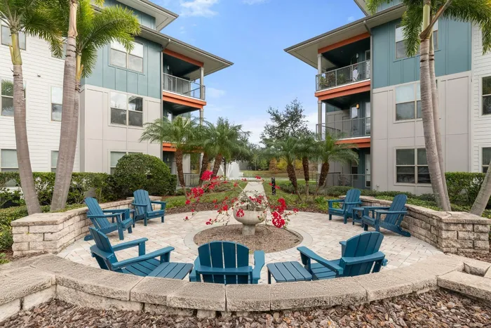 Seating | Apartments in Tampa, FL | Crosstown Walk