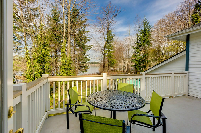 Outside Picnic Area | Charter Club | Apartments for Rent in Everett WA
