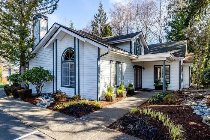 Exterior Leasing Office and Clubhouse | Charter Club | Everett Washington Apartments