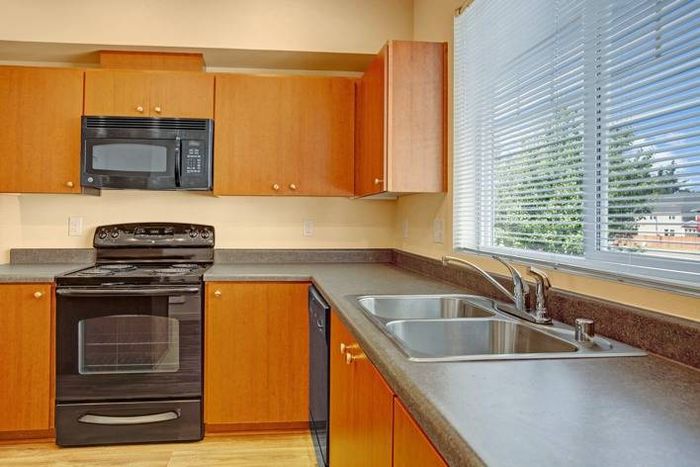 Spacious Kitchen (21-07504) | Apartments in Puyallup WA | Brookstone at Edgewater