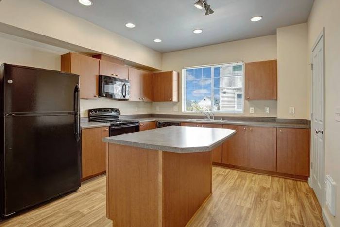 Classic Kitchen with Black Appliances (21-07504) | Apartments in Puyallup WA | Brookstone at Edgewater