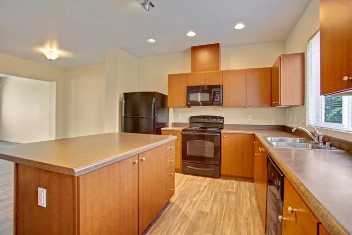 Beautiful Kitchen (21-07504) | Townhomes in Puyallup Washington | Brookstone at Edgewater