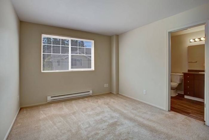 Large Windows (21-07504) | Apartments in Puyallup Washington | Brookstone at Edgewater