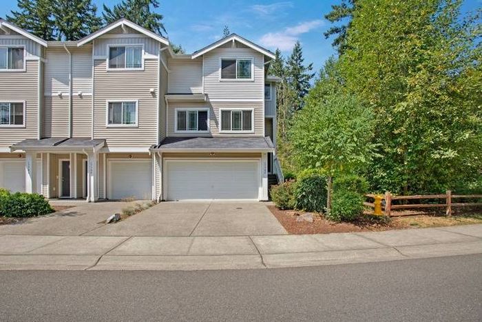 Garage and Driveway Parking | Apartments in Puyallup WA | Brookstone at Edgewater Townhomes