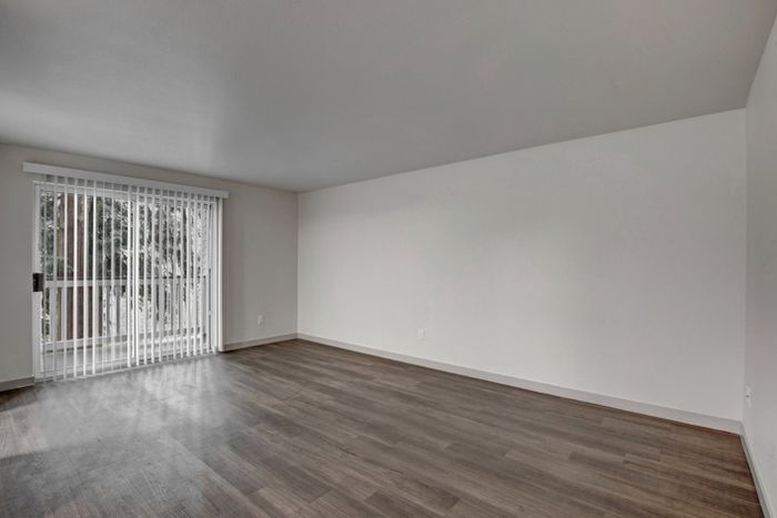 Living Room and Entrance | Apartments in Everett Washington | Charter Club