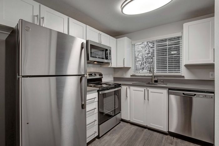 Sleek Kitchen Finishes | Everett Washington Apartments | Charter Club