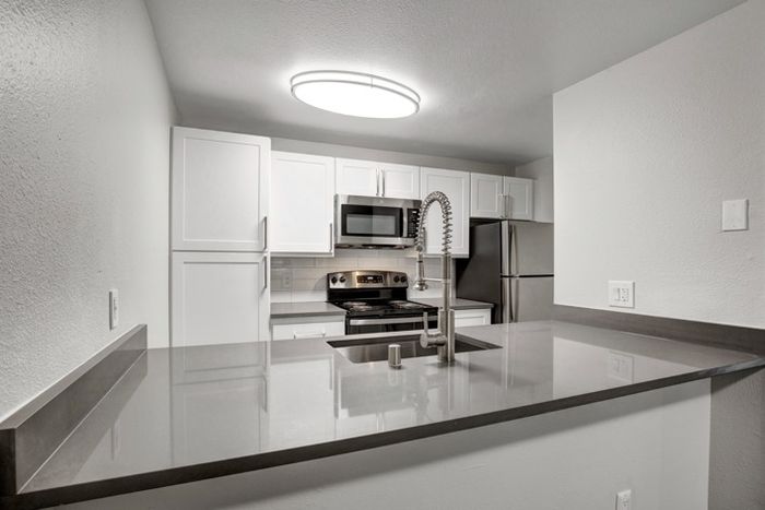 Sleek Kitchen Finishes | Everett Washington Apartments | Charter Club