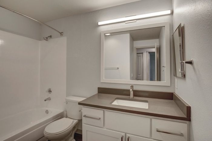 Sleek Kitchen Finishes | Everett Washington Apartments | Charter Club