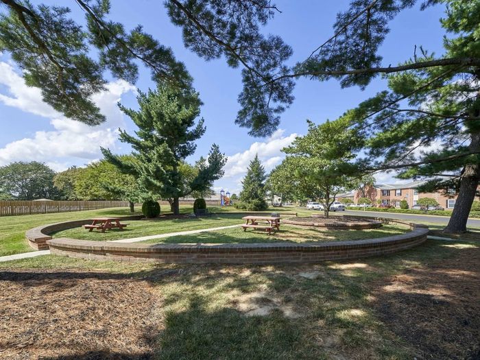 Village Square - Bensalem, PA - Outdoor Picnic Area