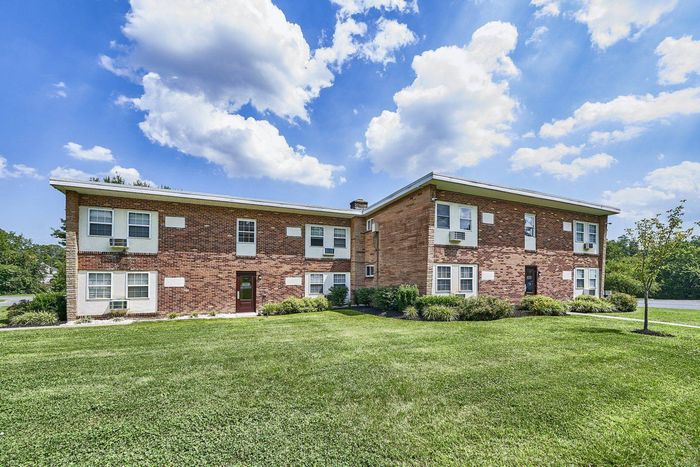 Apartments for Rent in Wimington, DE - Chestnut Run Village - Building Exterior with Brick Details and Well-Maintained Grass Lawn