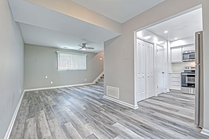Woodside Village Townhouse modern, clean