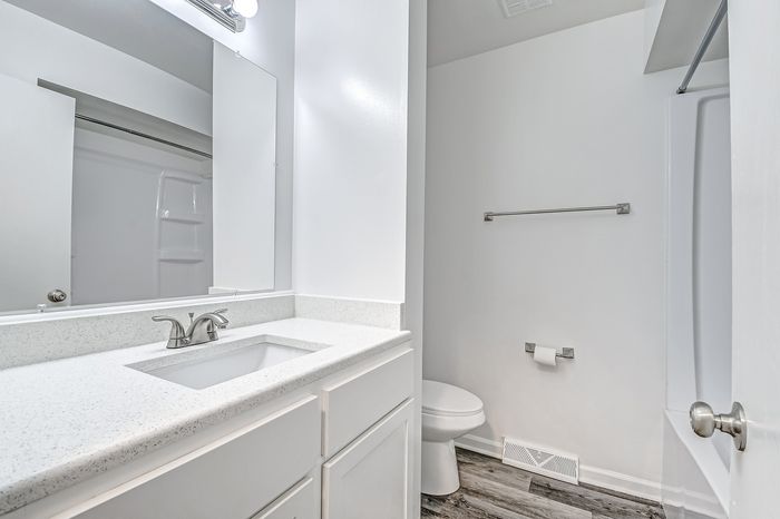 townhome upstairs bath modern clean updated