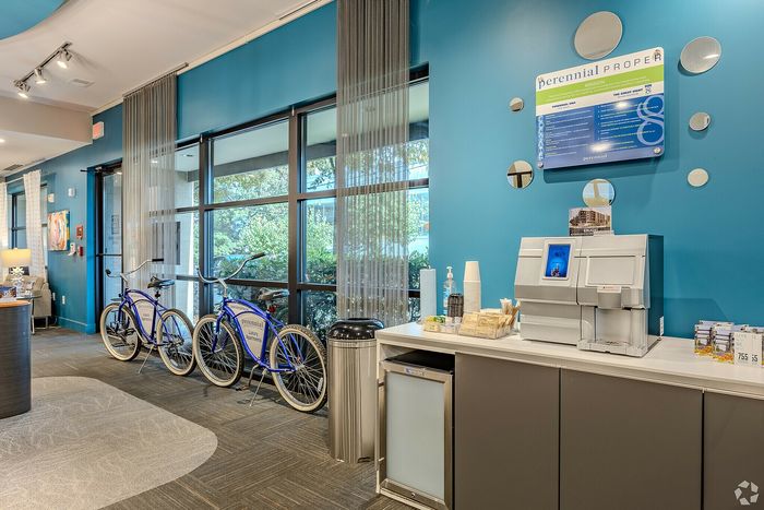 755 North Leasing Office