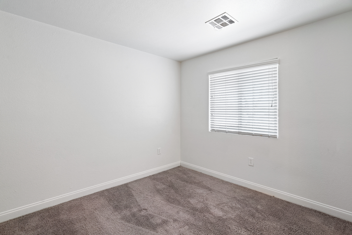 Thunderbird Apartments Bedroom