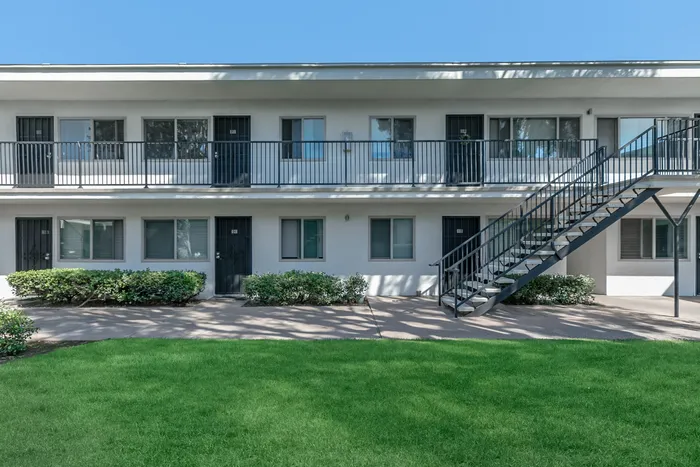 community courtyard with well-maintained landscaping