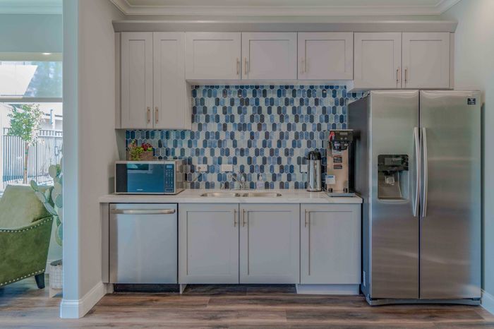 resident lounge with sofas at Turtle Creek apartments