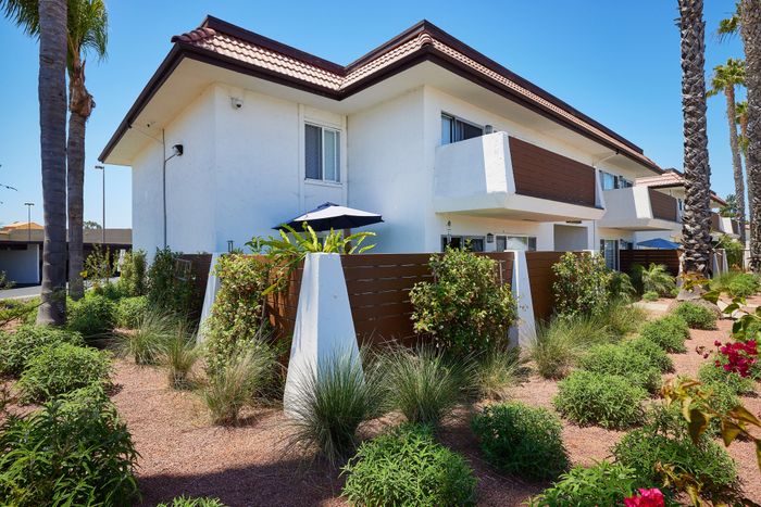 lush green and flowered areas and view of villa del mar exterior