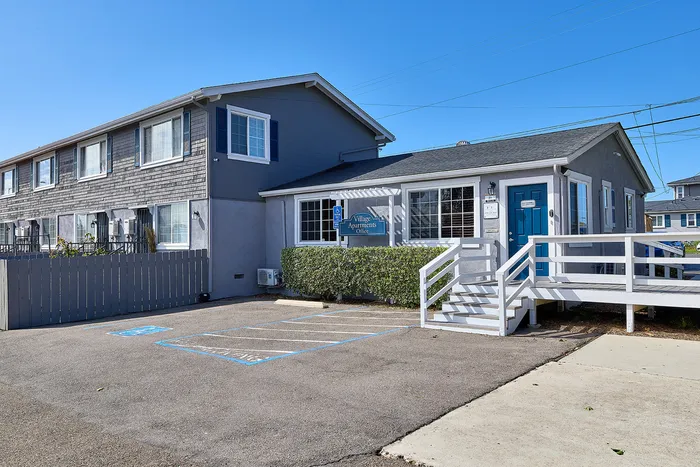 Main entrance for tenants with apartment building and balcony.