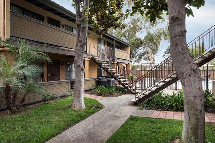 Landscaped community exterior and walkways at Elan - Scripps Terrace.