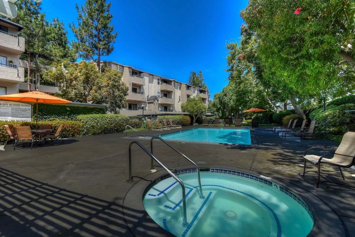 Relaxing outdoor spa and hot tub by the pool at Elan - Terraza La Jolla