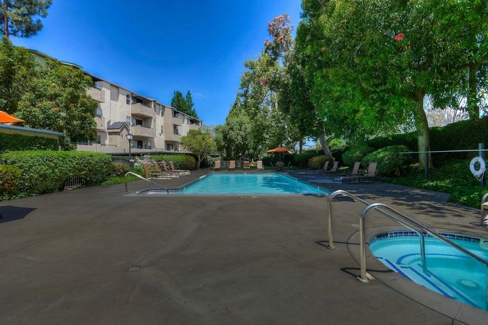Sparkling swimming pool and spacious sun deck at Elan - Terraza La Jolla