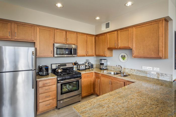 Fully equipped kitchen with stainless steel appliances at Elan - Luxo II.