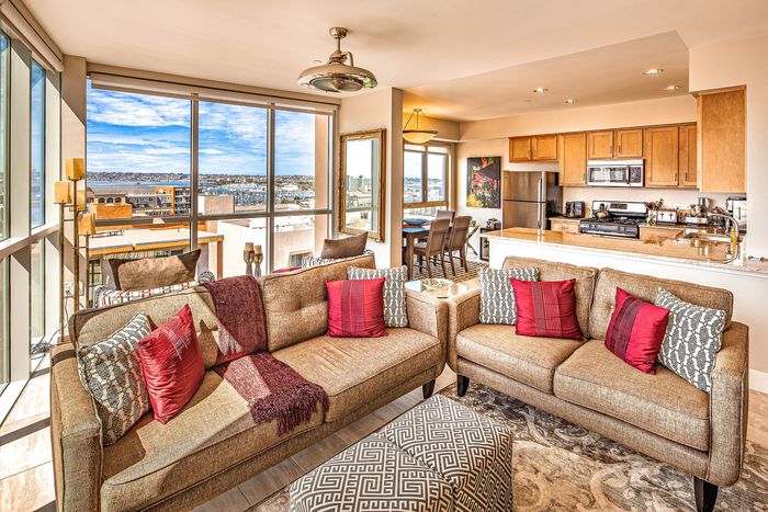 Open-concept living and dining area with large windows at Elan - Luxo II.