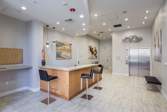 Community lounge and elevator access at Elan - Luxo II.