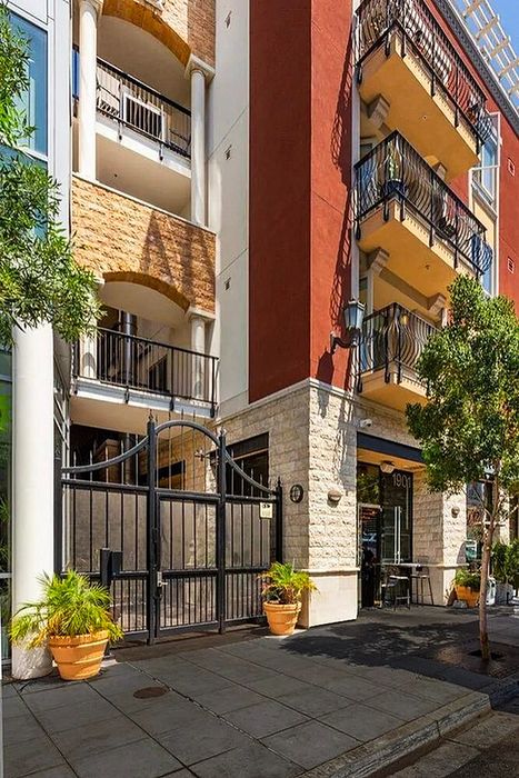 Private gated community entrance with lush landscaping at Elan - Luxo II.