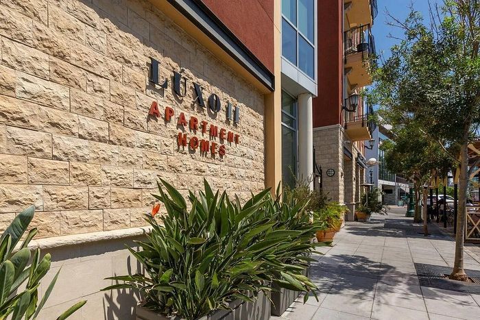 Monument sign at the entrance of the Luxo Apartment Homes at Elan - Luxo II.