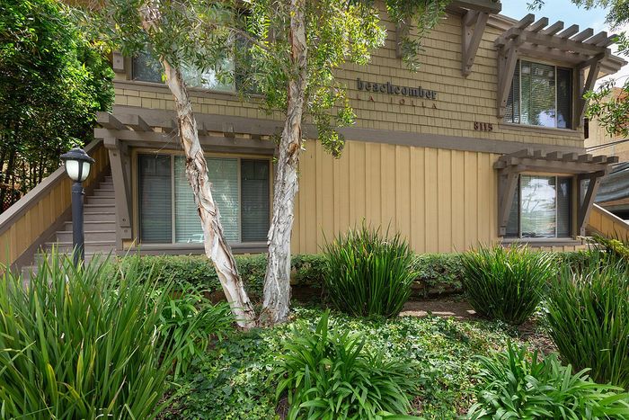 Coastal apartment exterior and lush green landscaping at Elan - beachcomber la jolla.