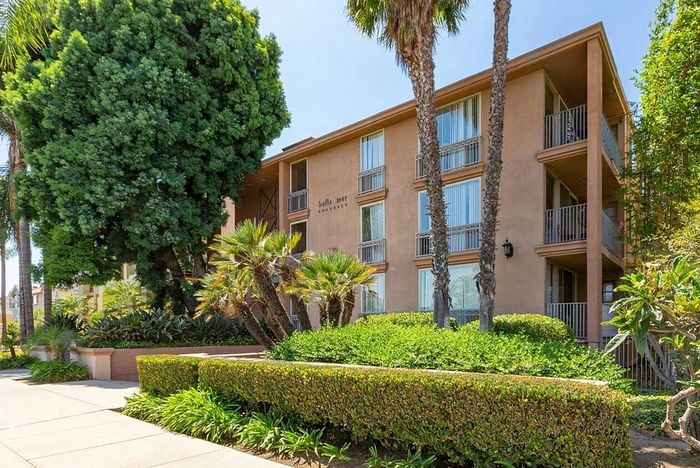Pedestrian-friendly building entrance and urban architecture at Elan - bella mer coronado.