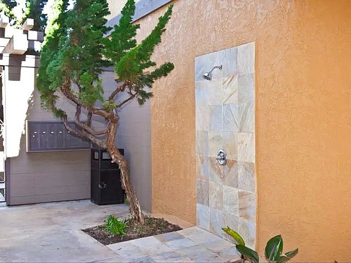 Refreshing outdoor shower area with tile detail at Elan - beachhouse del mar