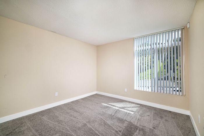 bedroom with plush carpeting at Creekwood Villas