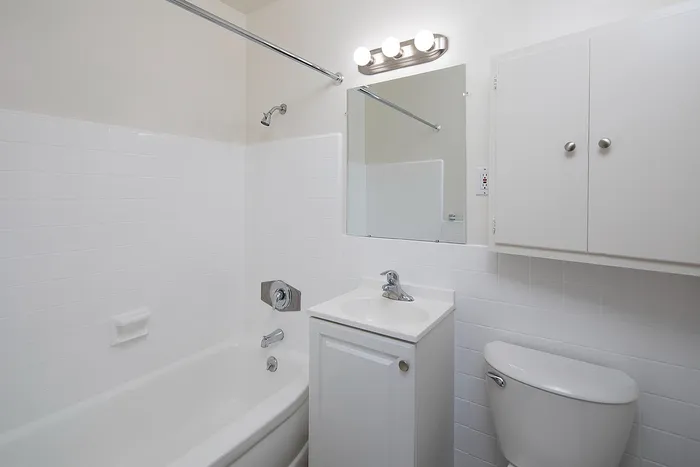 shower/tub combo at Avaz Pacific Beach