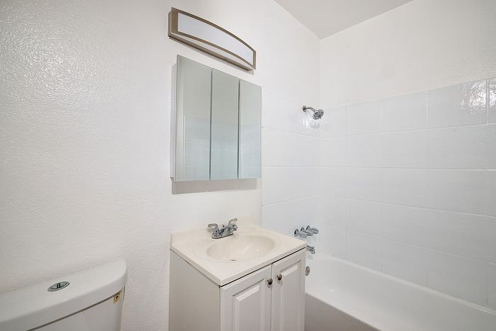 bathroom with shower/tub