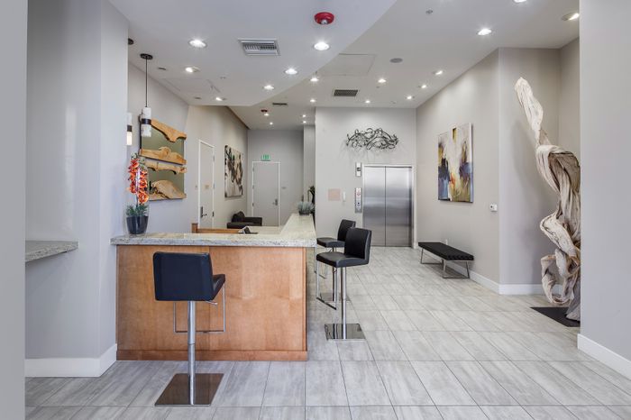 Elan Luxo II lobby