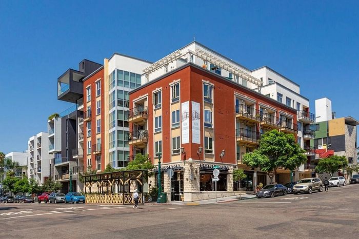 elan luxo II apartment building
